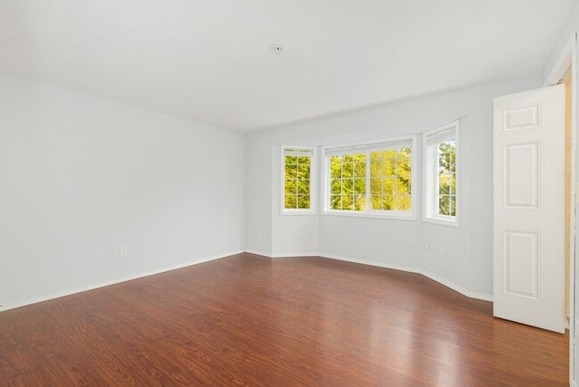 Building Photo - Woodinville 3 Bedroom 2 Bath with Detached Garage - Top Floor