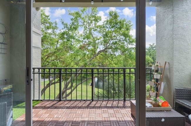 Building Photo - Gorgeous End Unit with pond fountain view -  1 Bed, 1 Bath plus Office/Den Nook on Harbour Island...
