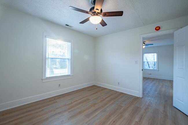 Building Photo - Charming 2 bedroom, 1 bath house