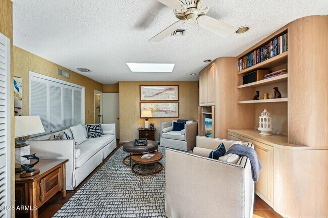 Building Photo - 8733 E Vía De Viva