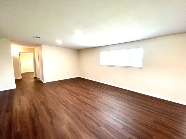Building Photo - Updated 3 Bedroom Home with All Appliances & Double Garage