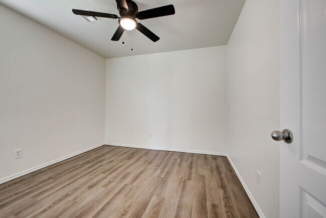 Building Photo - 608 Cavecreek St