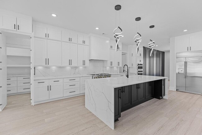 Building Photo - 555 Versailles Dr
