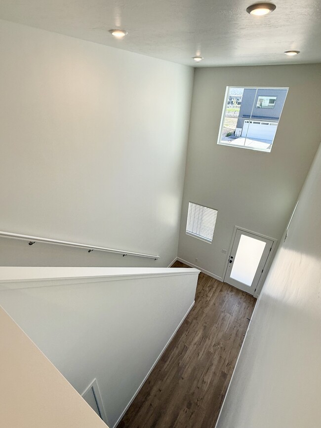 Building Photo - 564 1860 N
