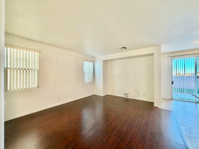 Building Photo - 2952 Jacaranda Dr