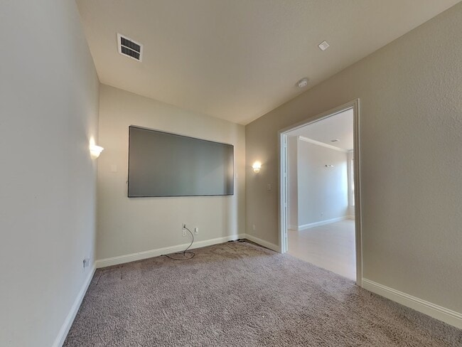 Building Photo - 721 Precious Dr