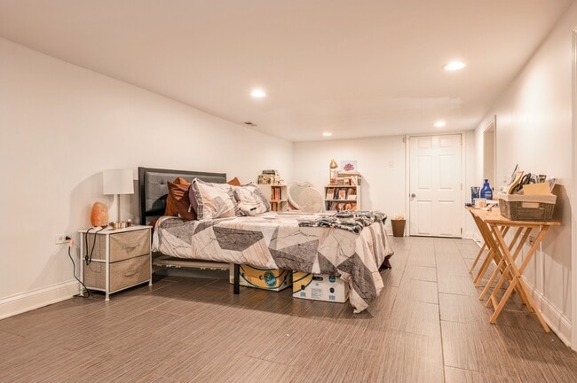 Building Photo - 616 S Oakley Blvd