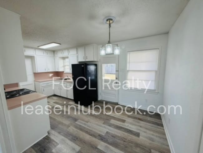 Building Photo - 2 bedroom + office, 1 car garage