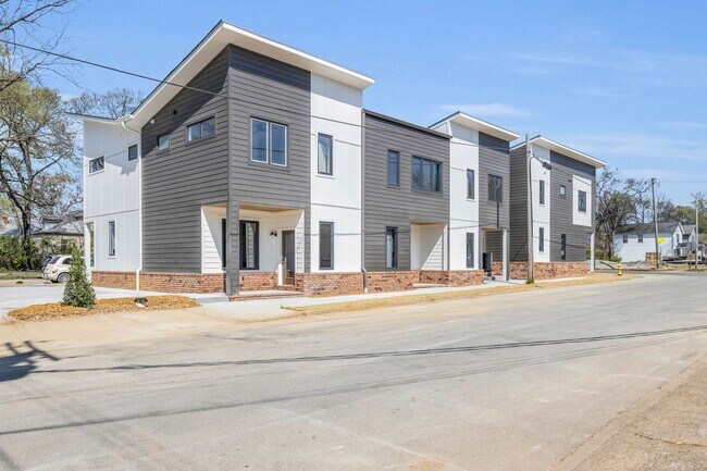 Building Photo - Modern + Classic Feel in the Heart of Downtown Chattanooga | 4 beds, 2.5 baths!