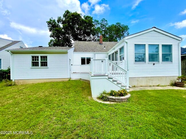 Building Photo - 18 Point O Woods Dr