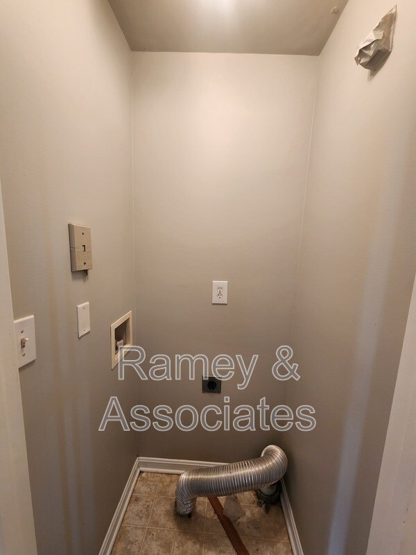 Building Photo - 3802 Falcon Crest Dr
