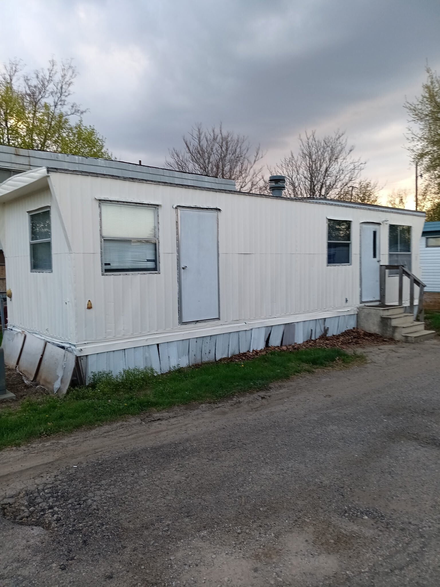 Building Photo - 35270 Glenwood Rd