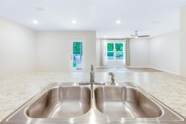 Building Photo - 975 Lovebird Ct