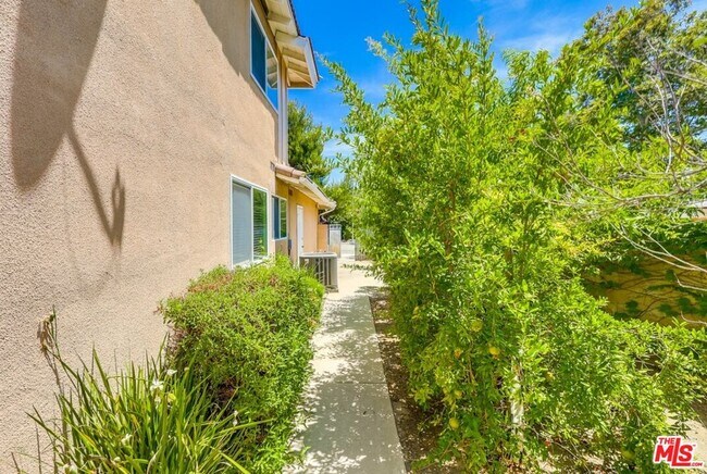 Building Photo - 687 Mt Carmel Dr