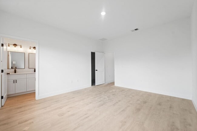 Building Photo - 14152 SW 44th Ave