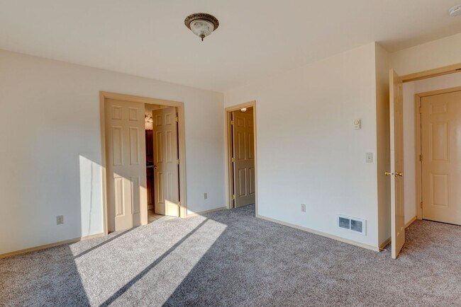 Building Photo - 2 bedroom and 2.5 Bath - Admirals Cove Home