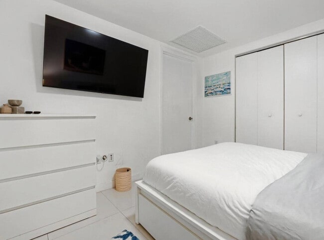 Building Photo - 481 Brickell Ave