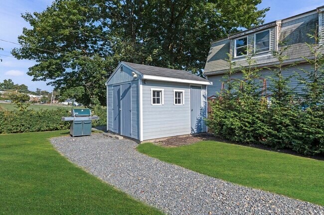 Building Photo - 15 Meadow Ln