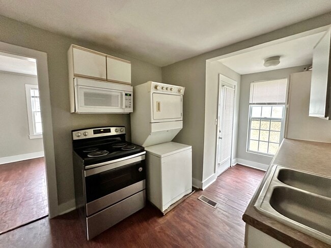 Building Photo - Duplex Townhouse with Huge Yard! Pet Friendly! Close to the Lake!