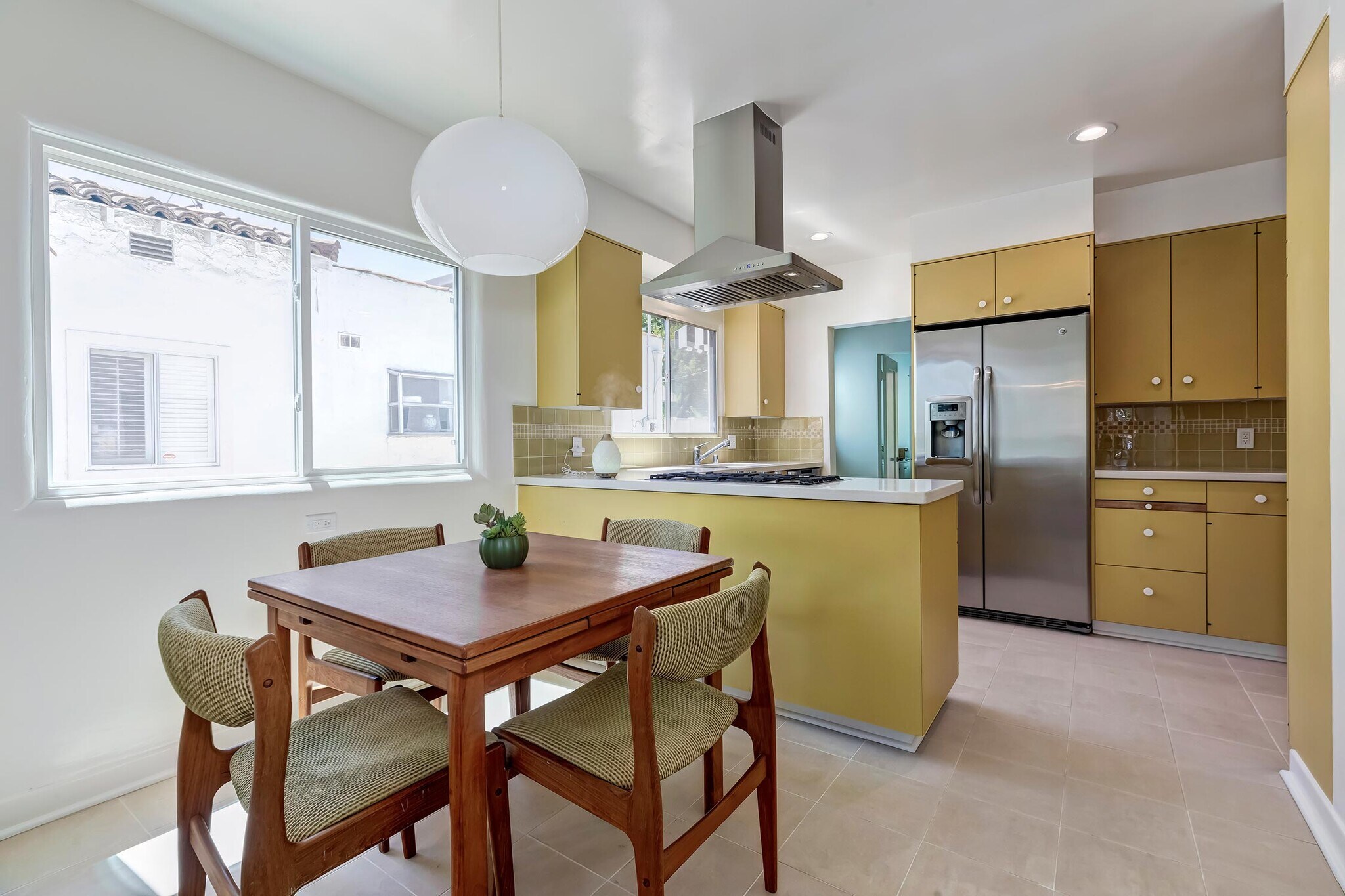 Expansise kitchen - 119 N Almont Dr