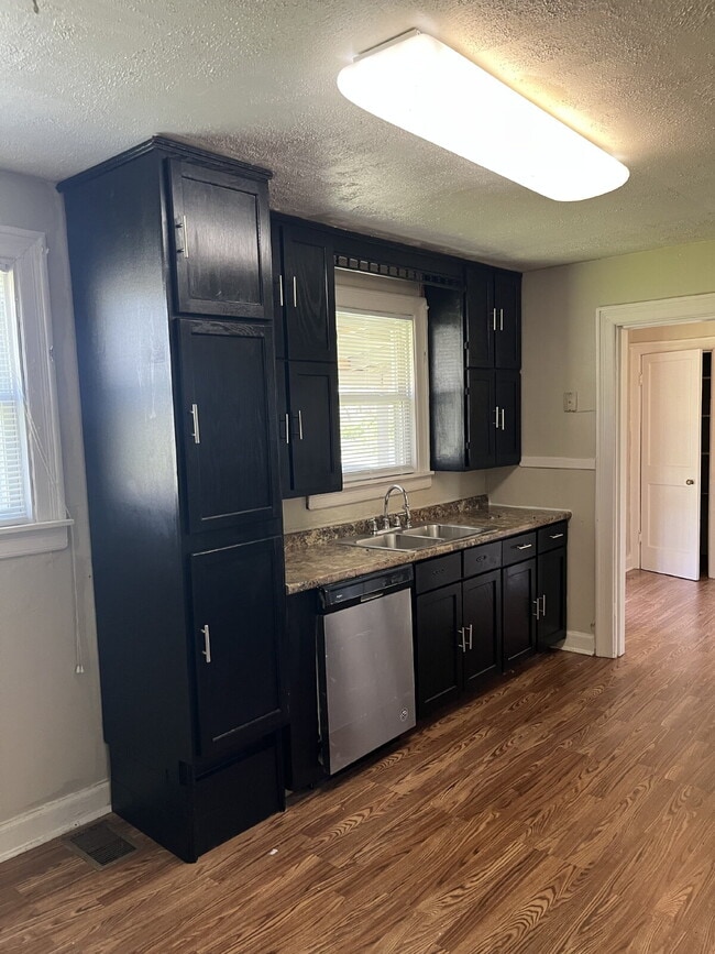 Building Photo - "Charming 3-Bed Home on Flamingo Drive – Perfect Nashville Living!" Large Yard! Lawncare is Inclu...