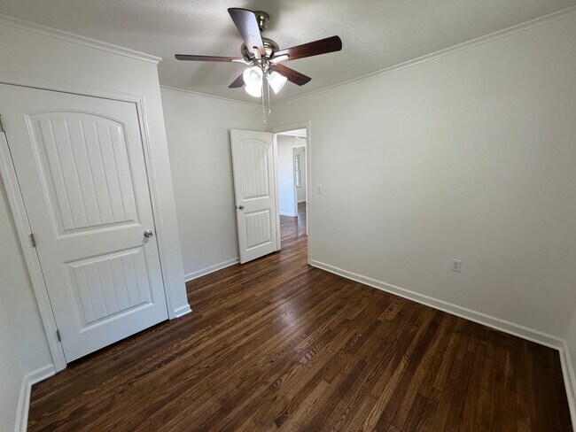 Building Photo - Bright, Updated 3 Bedroom Home with Modern Finishes
