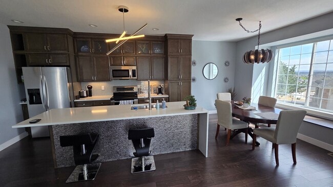 Building Photo - Modern 4 Bedroom 5 Bath Townhome - With Lots of Natural Light and Great Views!