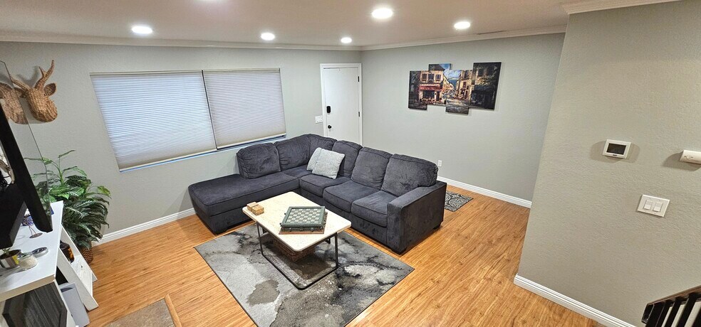 Living Room - 1910 W Palmyra Ave