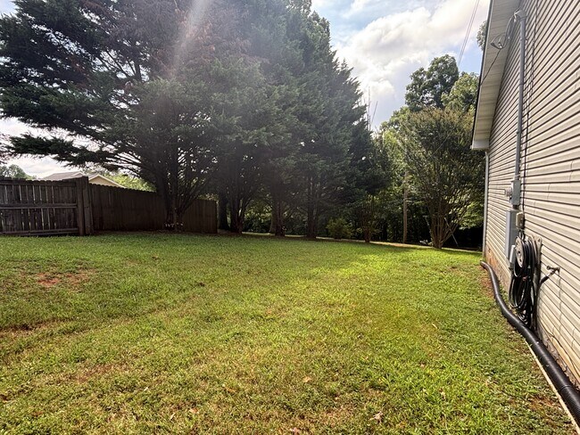 Building Photo - 119 N Clover Hill Ridge Rd