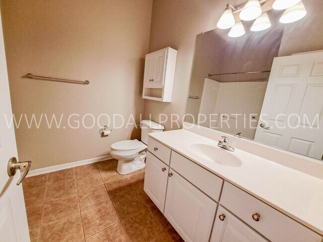 Building Photo - 2 Bedrooms 2 Bathroom Condo on Grand