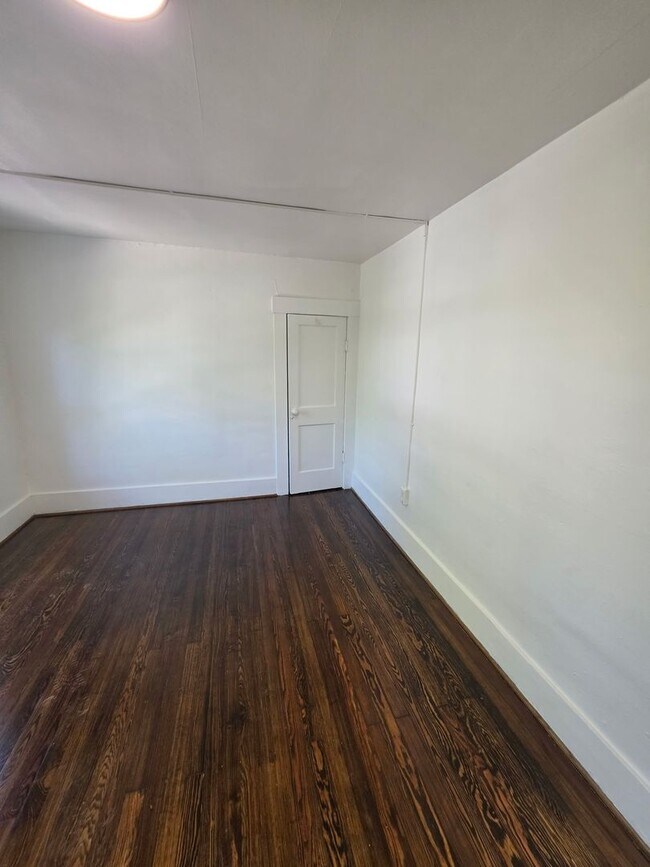 Building Photo - 3 br 1 bath house