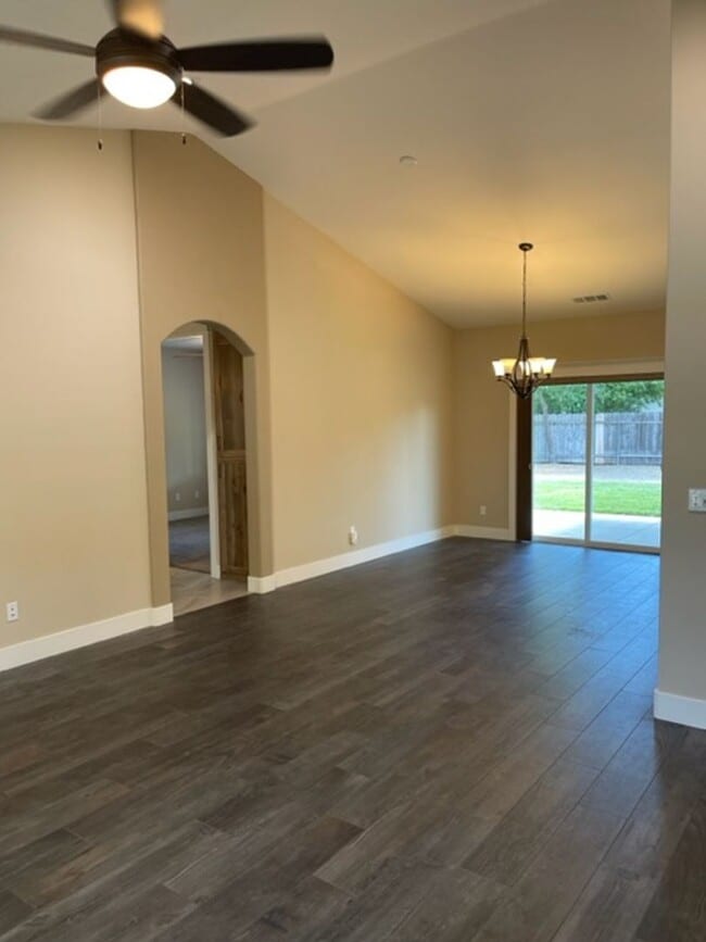 Building Photo - 3 Bedroom Home in Mistletoe Neighborhood