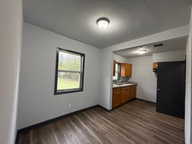 Building Photo - 2318 W 33rd St S