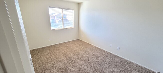 Building Photo - Circle Cross