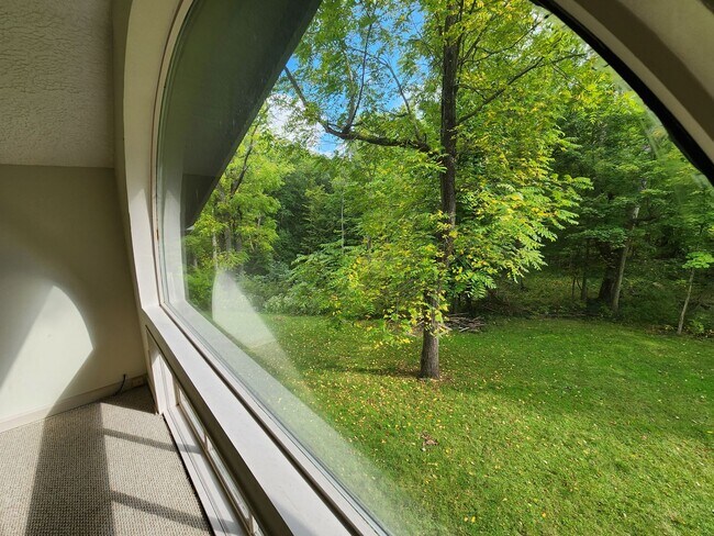 Building Photo - 3 Bedroom 1 bath HomeCharming Updated Home in Quiet Bedford Neighborhood