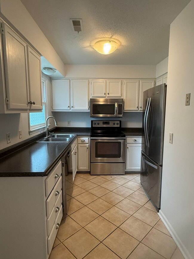 Building Photo - Nice 2 bedroom, 1.5 Townhouse