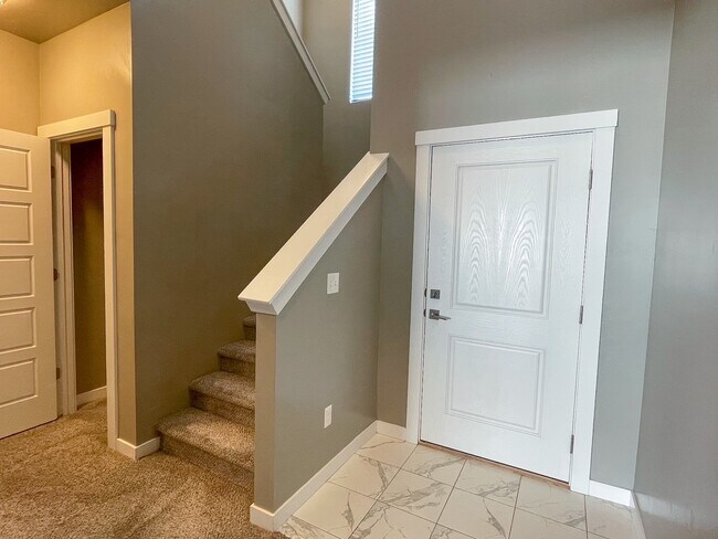 Building Photo - 2592 E Blackstone Dr