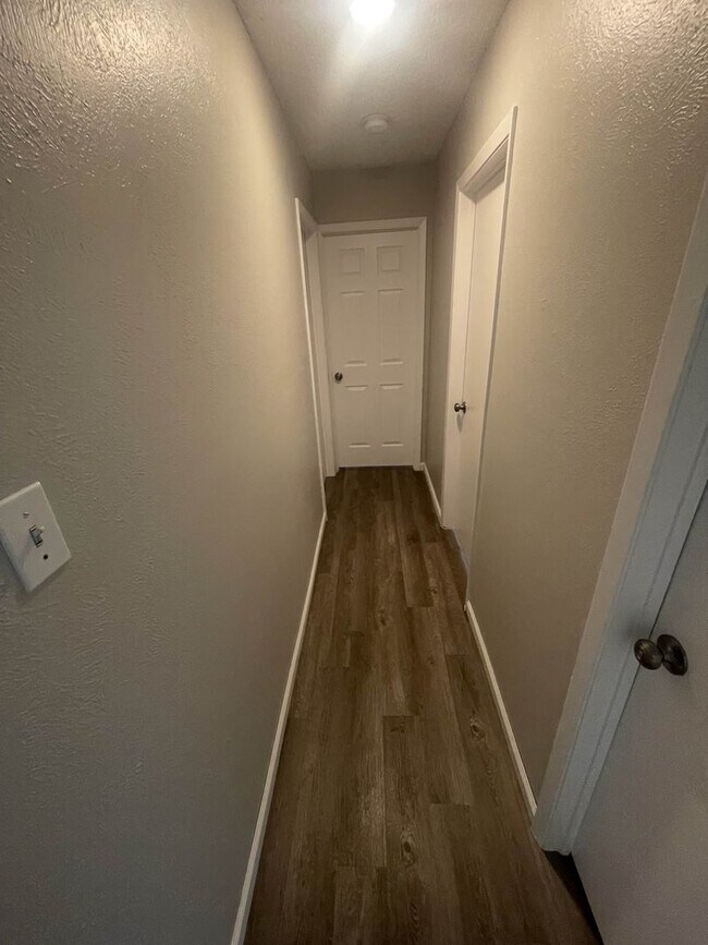 Building Photo - Spacious 5-Bedroom Home in a Great Neighbo...