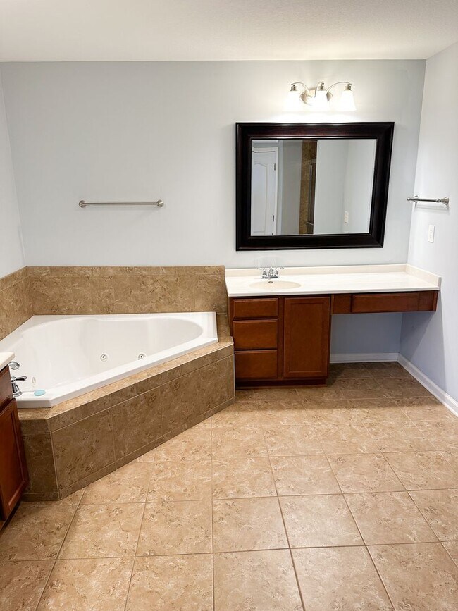 Building Photo - Stunning 5 bedroom 3.5 bath home in the highly desirable Rocky Hill area