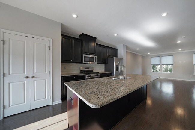 Building Photo - Luxury 3 Bedroom 4 Bath Townhome in Atwate...