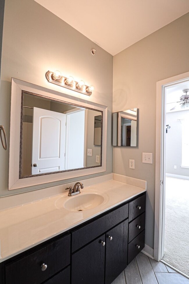 Building Photo - 3 story townhome with Uptown View