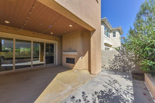 Building Photo - 4bd/4.5ba Single Family House w/ VIEW Gate...