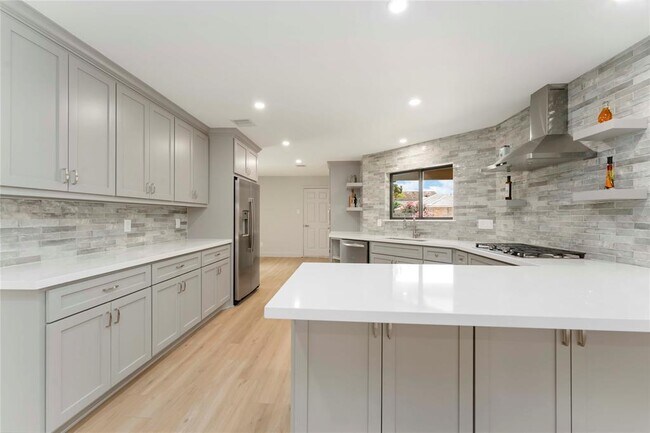 Building Photo - 14147 Hillvale Dr