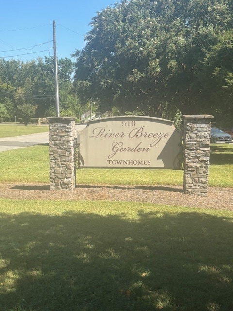 Townhome Entrance - 510 Basswood Ave