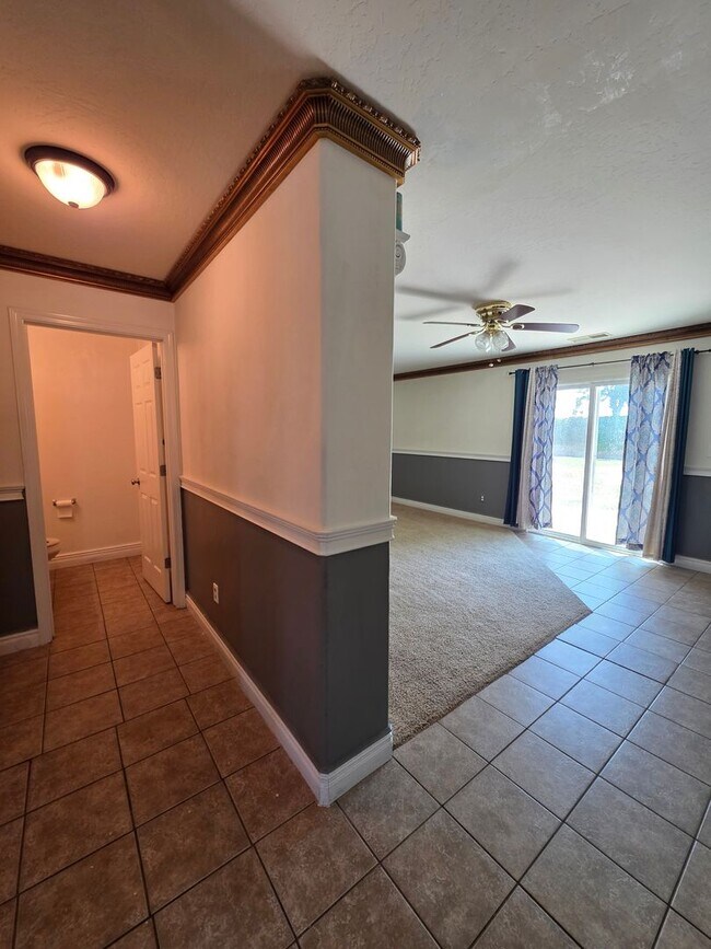 Building Photo - 4 bedroom 3 bathroom in SE Visalia!