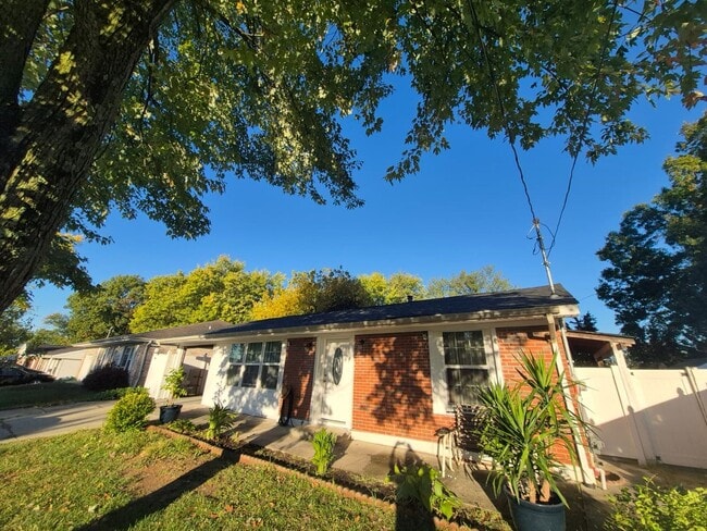 Building Photo - 65 Miriam Dr