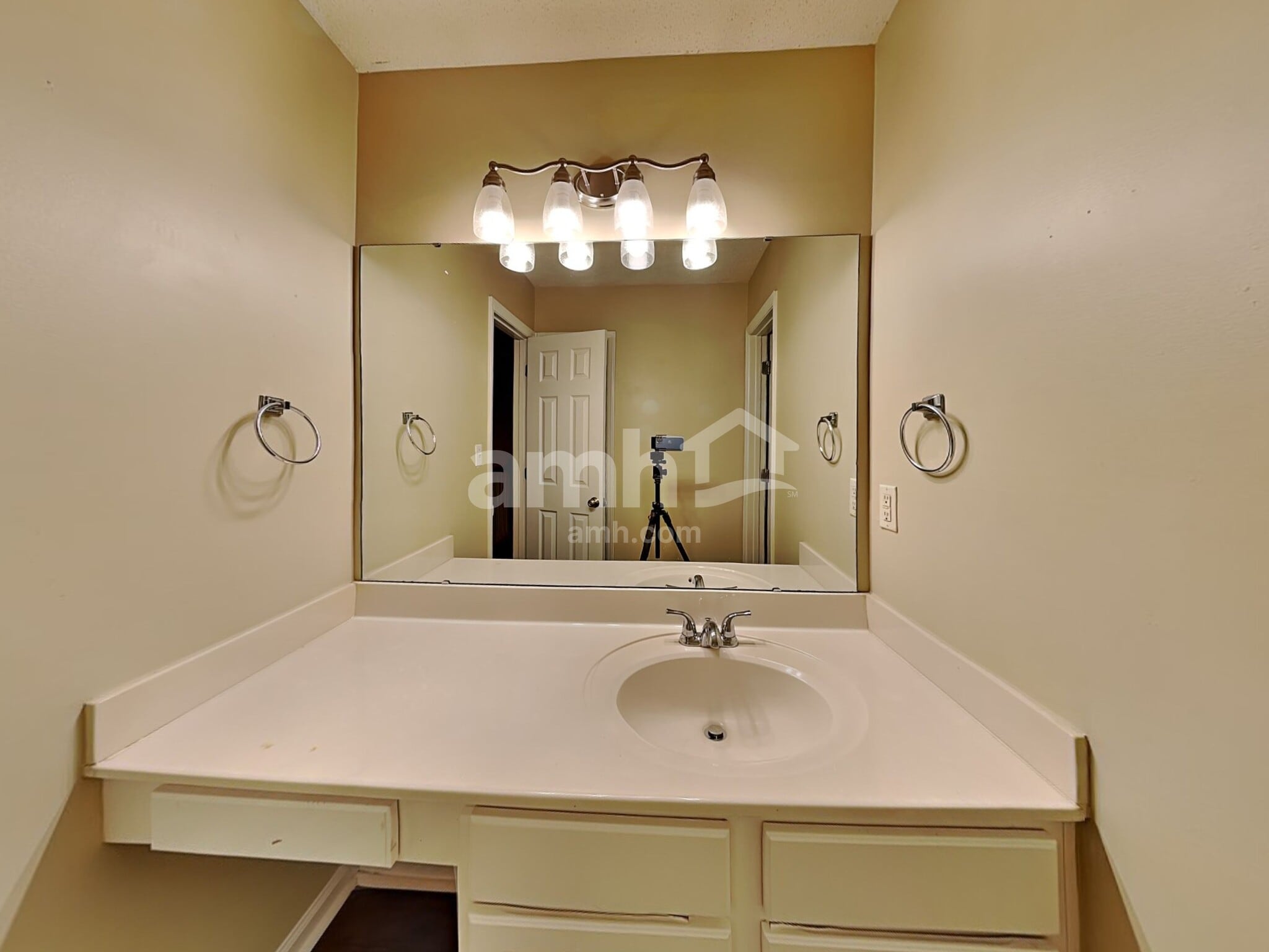 Building Photo - 104 Trailing Oak Trl