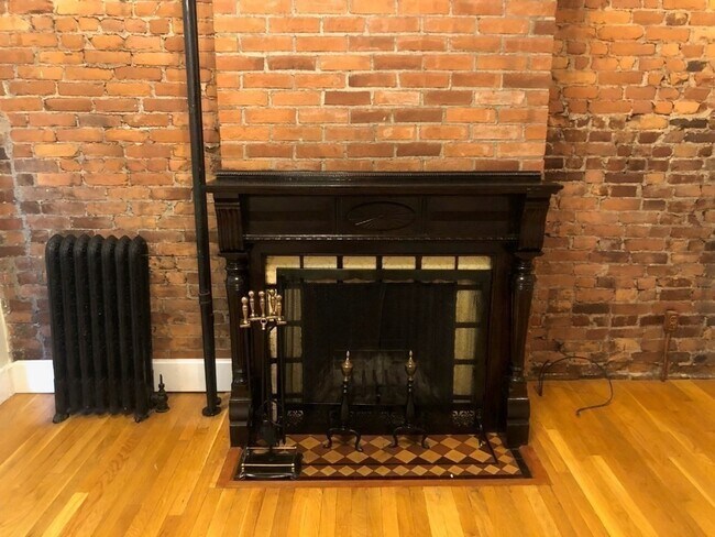 Building Photo - 20 Wellington St