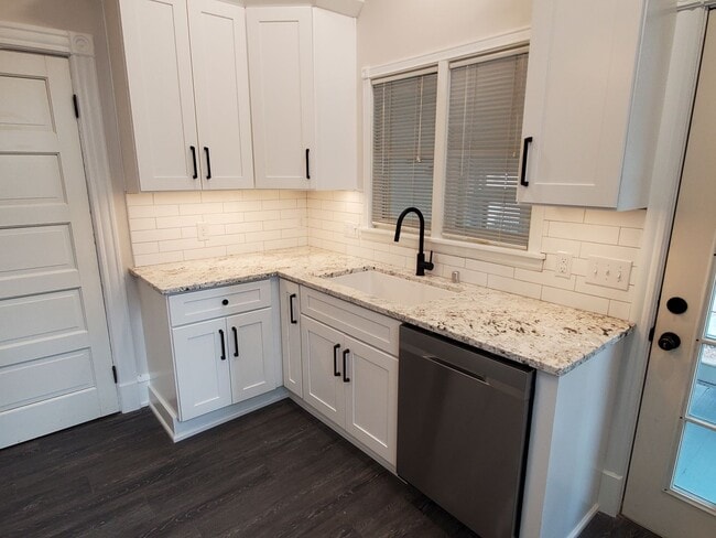Building Photo - Historic eastside townhome