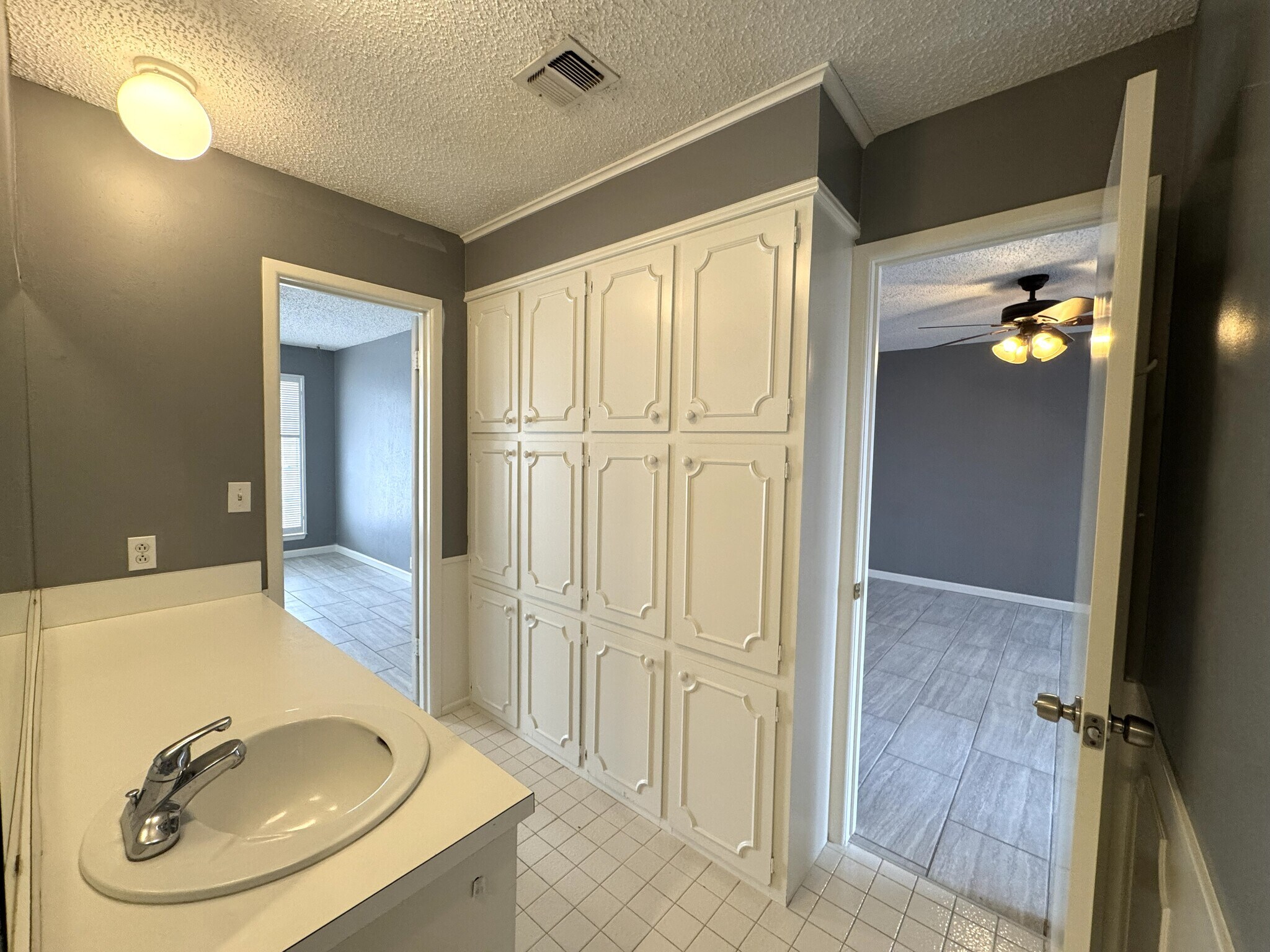 Building Photo - 2405 Stutz Plz